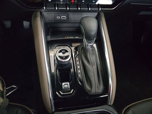 Used 2025 GMC Canyon Denali image 16