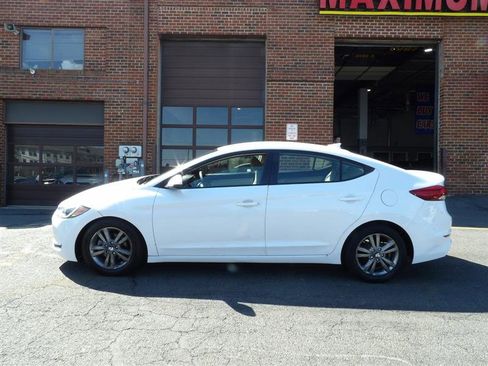 Used 2017 Hyundai Elantra SE image 2
