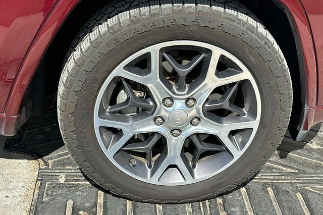 Used 2019 Jeep Grand Cherokee Overland AWD/4WD image 4