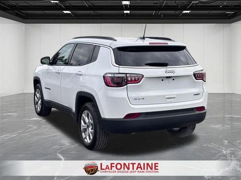 Used 2025 Jeep Compass Latitude image 3