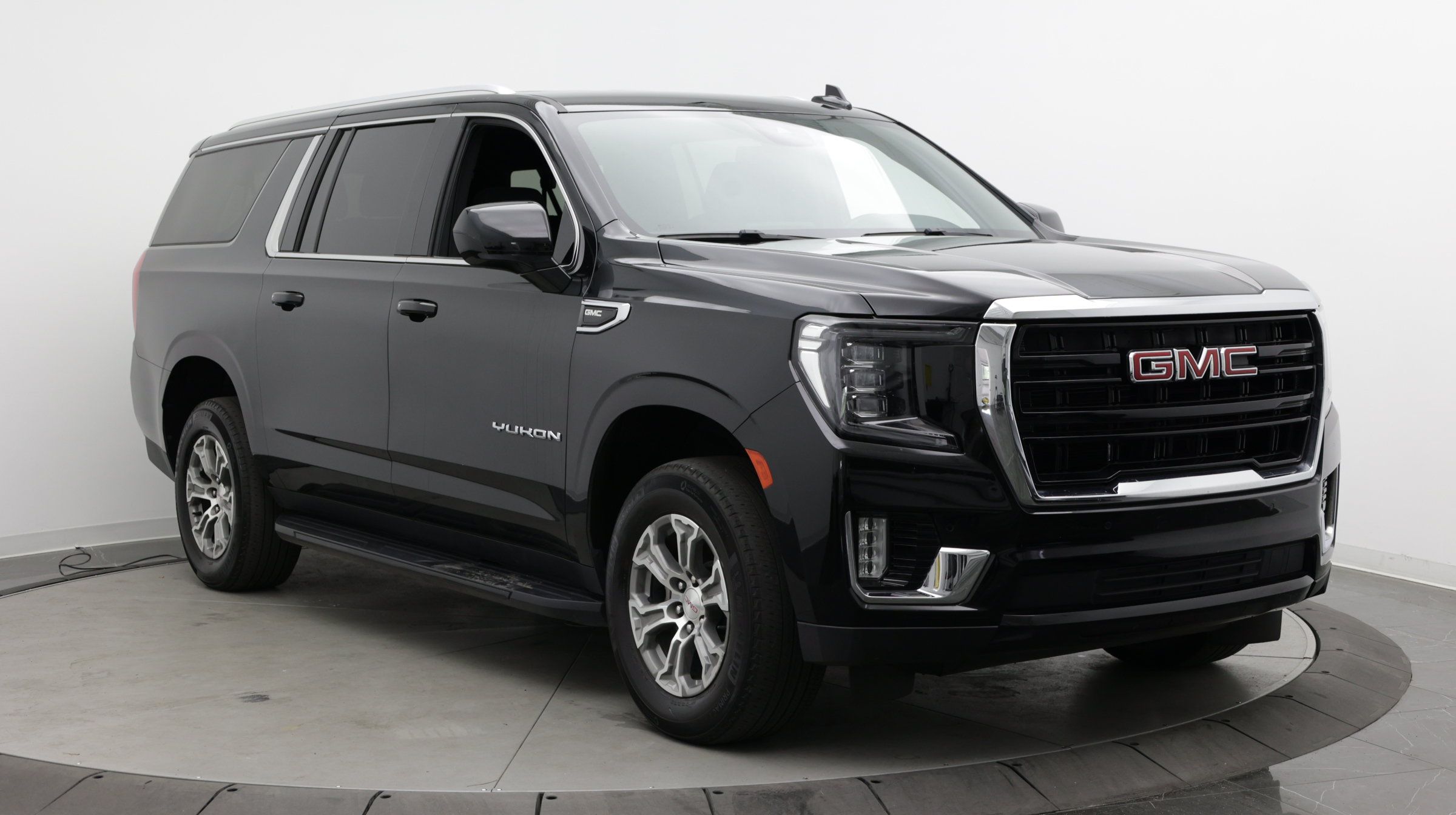 Used 2024 GMC Yukon XL SLE w/ Gmc Pro Safety Plus Package RWD image 3