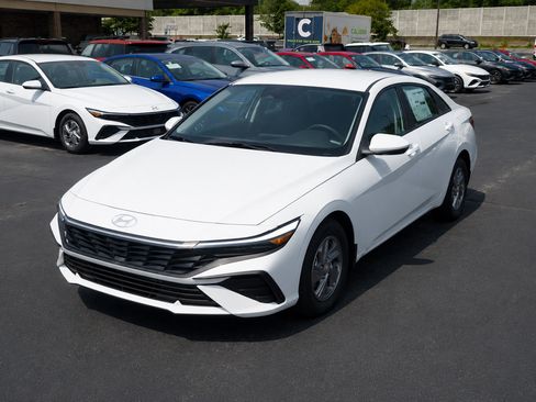 New 2026 Hyundai Elantra SE FWD image 1