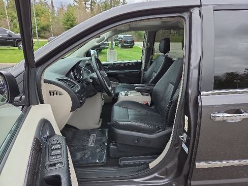 Used 2016 Chrysler Town & Country Touring-L FWD image 17