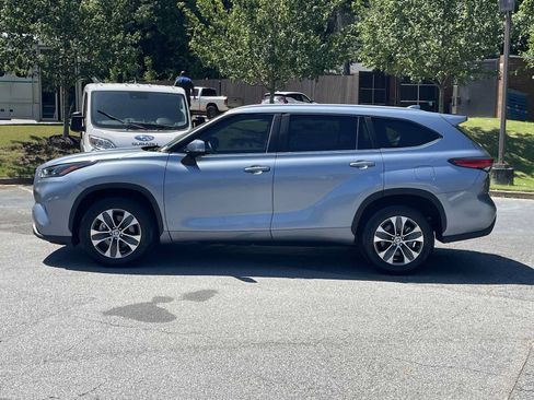 Used 2023 Toyota Highlander XLE FWD image 2