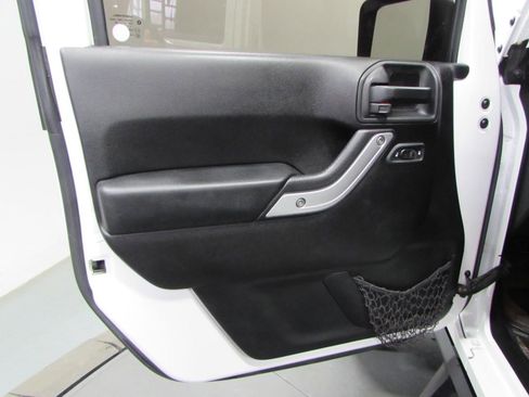 Used 2015 Jeep Wrangler Unlimited Sahara w/ Max Tow Package image 13