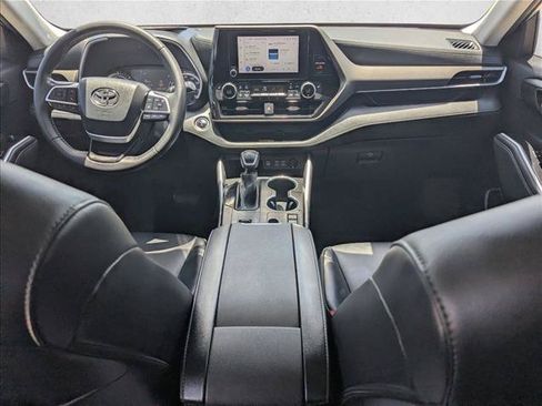 Used 2023 Toyota Highlander XLE FWD image 16