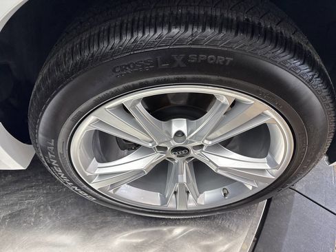 Used 2023 Audi Q8 Premium image 41