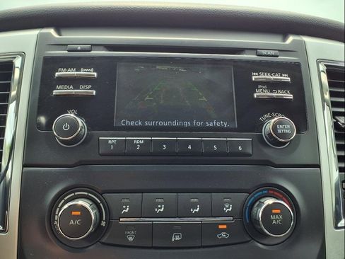 Used 2018 Nissan Titan SV image 22