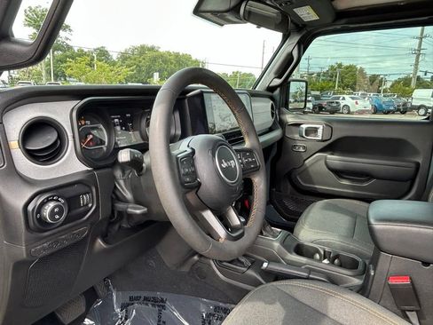 Used 2024 Jeep Gladiator Sport AWD/4WD image 16