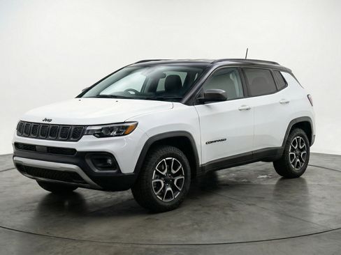 Used 2025 Jeep Compass Trailhawk AWD/4WD image 3
