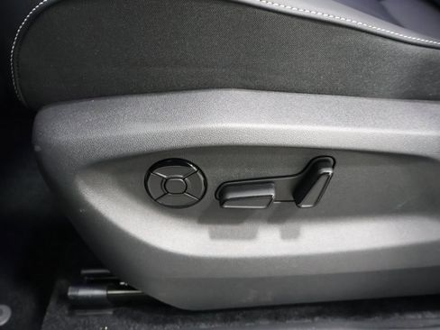 New 2025 Volkswagen Tiguan SE image 14