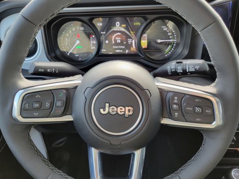 Used 2025 Jeep Wrangler Unlimited Sahara AWD/4WD image 8