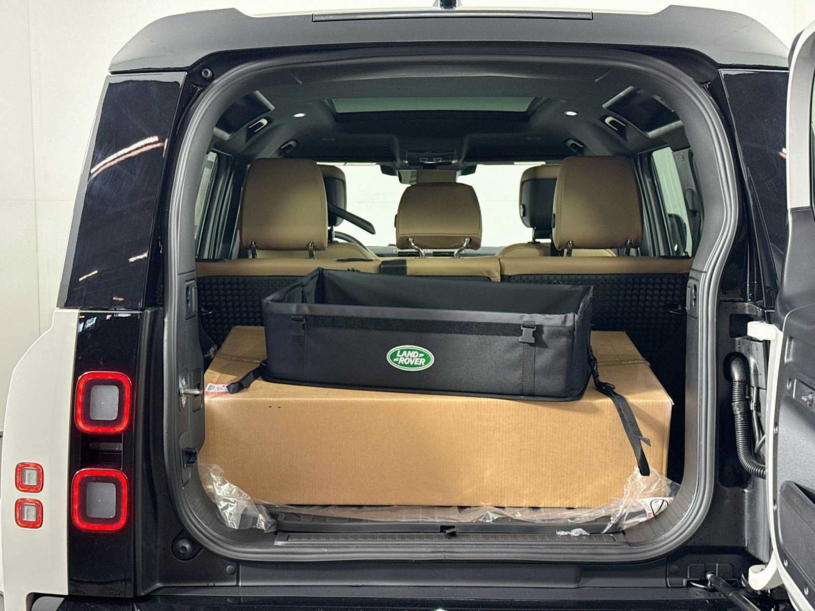 New 2026 Land Rover Defender 110 X-Dynamic SE AWD/4WD image 26