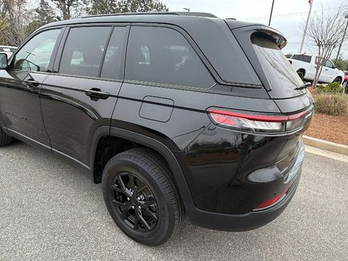 Used 2025 Jeep Grand Cherokee Altitude image 10