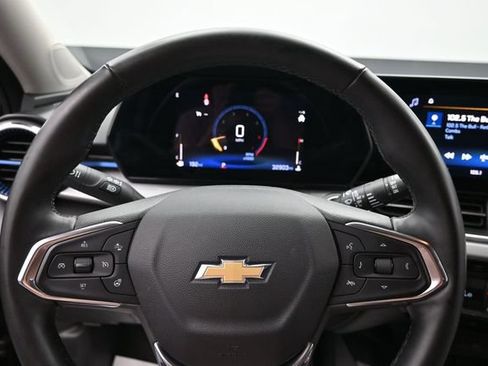 Used 2025 Chevrolet Trax LT w/ LT Convenience Package FWD image 20
