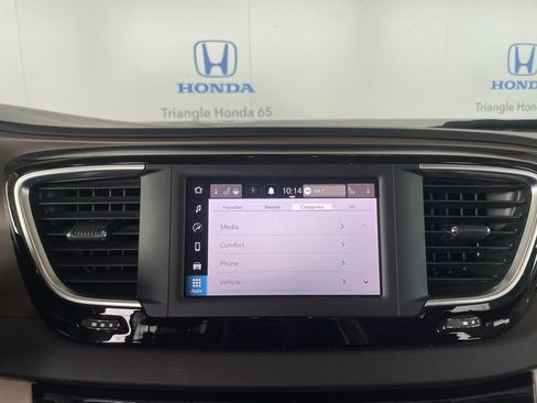 Used 2022 Chrysler Voyager LX image 9