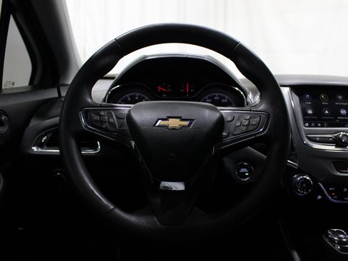 Used 2019 Chevrolet Cruze LT w/ Convenience Package FWD image 11