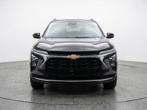 Used 2025 Chevrolet Trax LT w/ LT Convenience Package FWD image 2