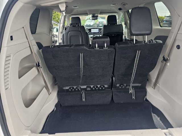 Used 2023 Chrysler Pacifica Touring-L FWD image 13
