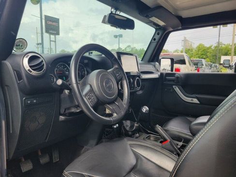 Used 2017 Jeep Wrangler Rubicon w/ Power Convenience Group AWD/4WD image 9