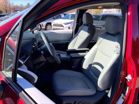Used 2025 Toyota Sienna XLE image 8