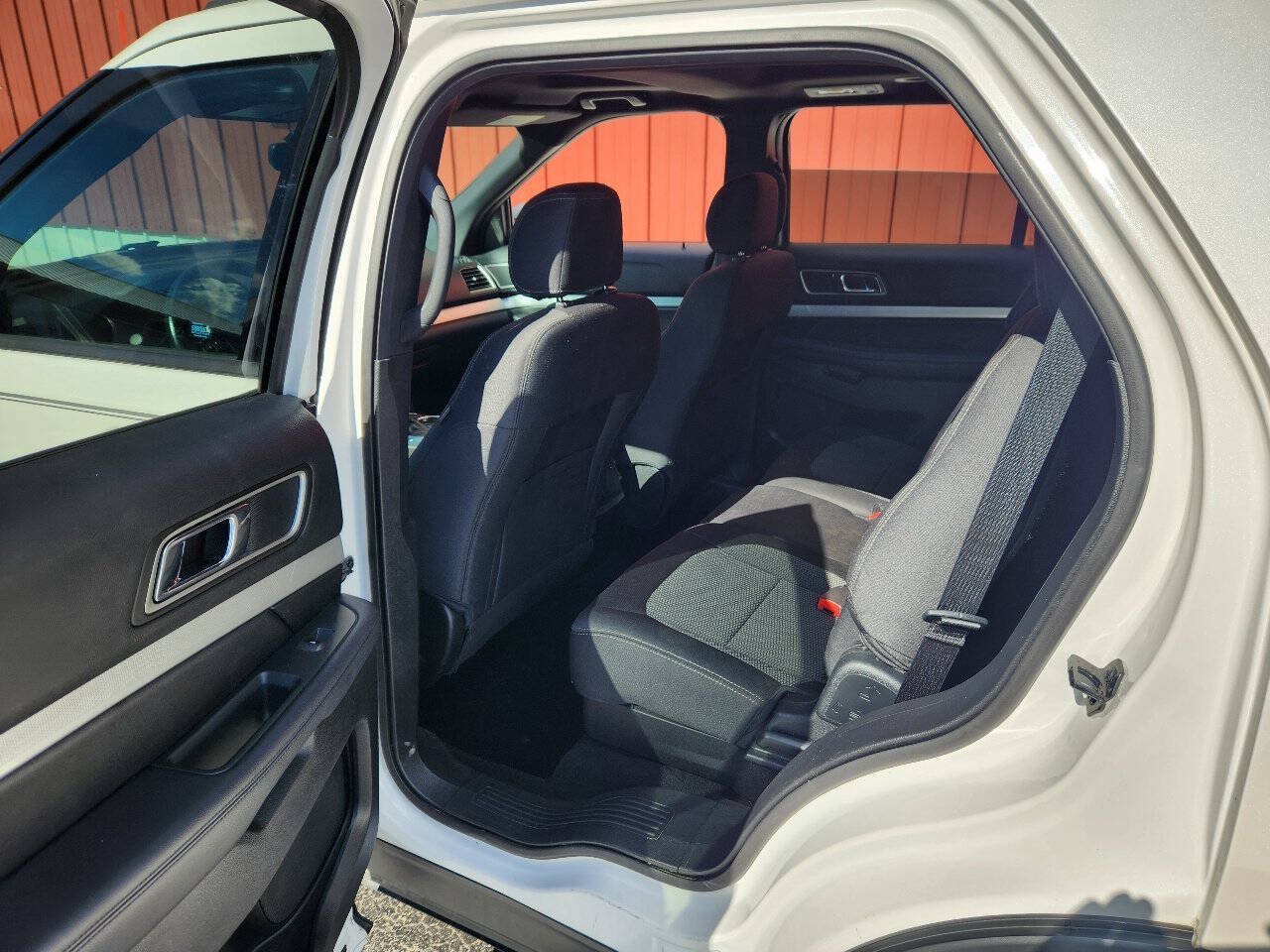 Used 2017 Ford Explorer XLT w/ Equipment Group 201A AWD/4WD image 10