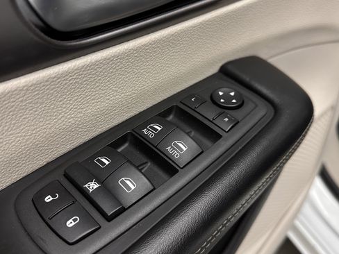 Used 2022 Chrysler Pacifica Touring-L image 12