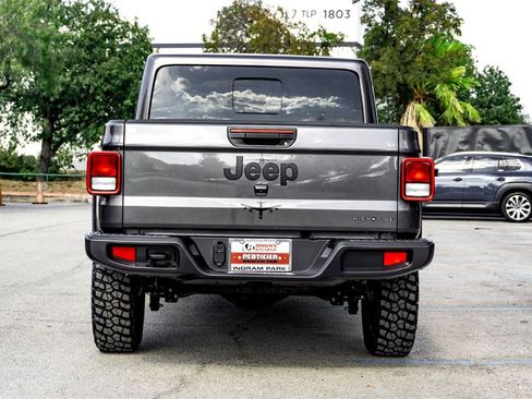 Used 2025 Jeep Gladiator Sport image 6