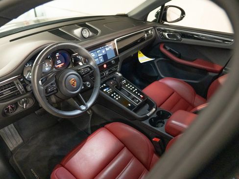 Certified 2026 Porsche Macan AWD/4WD image 4