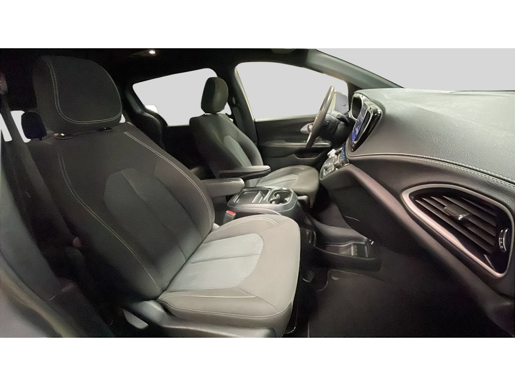 Used 2023 Chrysler Pacifica Touring FWD image 16