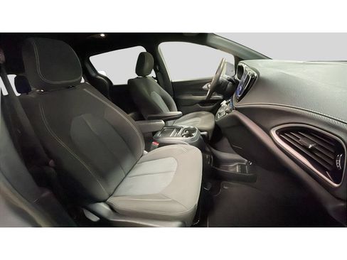 Used 2023 Chrysler Pacifica Touring FWD image 16
