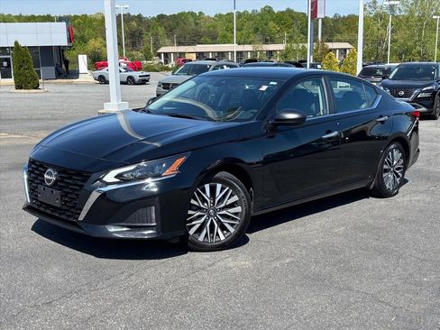 Used 2024 Nissan Altima 2.5 SV FWD image 2