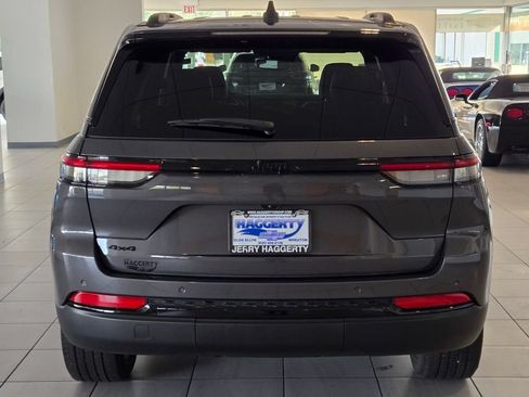 Used 2023 Jeep Grand Cherokee Altitude AWD/4WD image 12