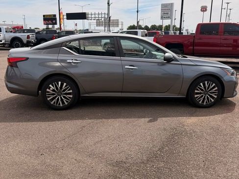 Used 2023 Nissan Altima 2.5 SV FWD image 6