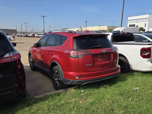 Used 2017 Toyota RAV4 LE FWD image 6