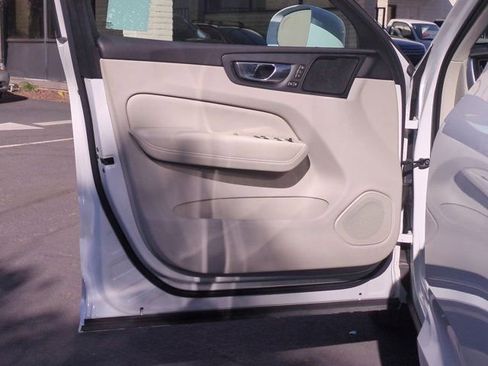 Used 2020 Volvo XC60 T8 Momentum image 14