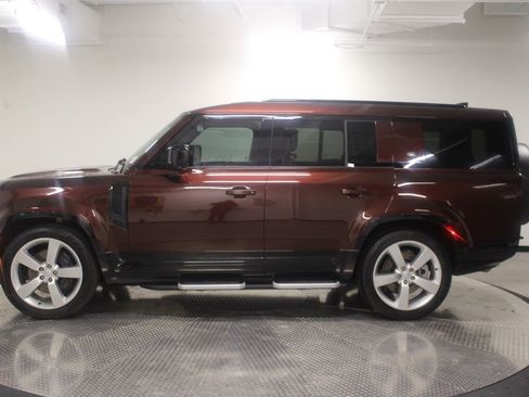 Used 2023 Land Rover Defender 130 SE image 2