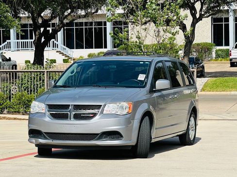 Used 2015 Dodge Grand Caravan SXT FWD image 3