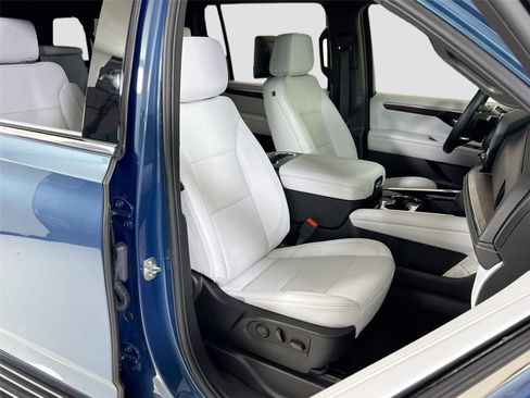 Used 2025 Chevrolet Suburban Premier image 36