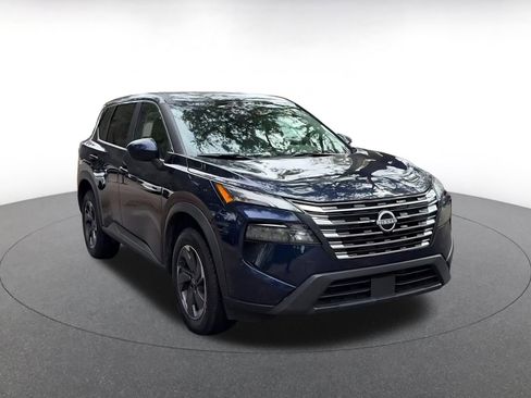 Used 2025 Nissan Rogue SV image 3