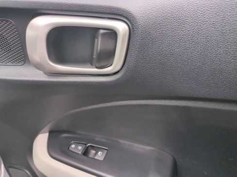 Used 2025 Hyundai Venue SEL FWD image 32