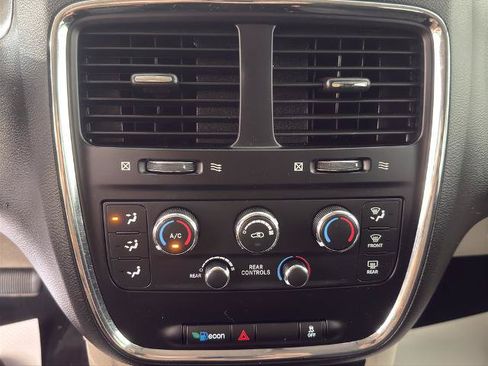 Used 2019 Dodge Grand Caravan SE w/ UConnect Hands-Free Group FWD image 5