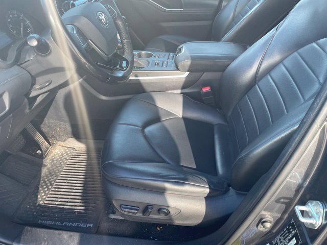 Used 2020 Toyota Highlander XLE AWD/4WD image 9