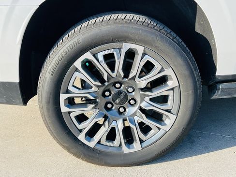 Used 2024 GMC Yukon XL Denali Ultimate image 10