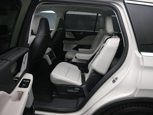 Used 2025 Lincoln Aviator Reserve w/ Equipment Group 201A AWD/4WD image 24