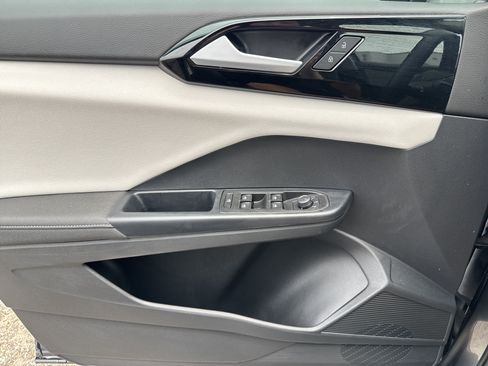 Certified 2025 Volkswagen Taos S FWD image 9