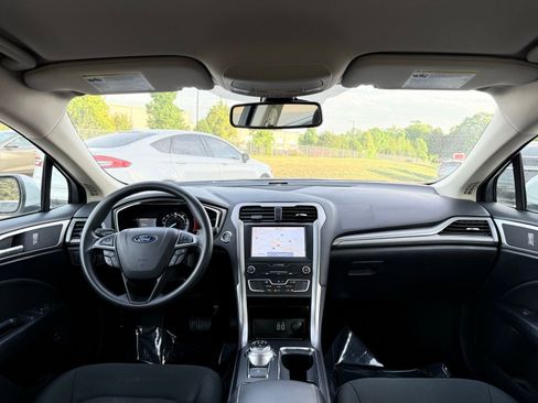 Used 2020 Ford Fusion SE FWD image 2
