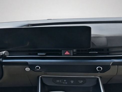 Certified 2025 Kia Carnival FWD image 31