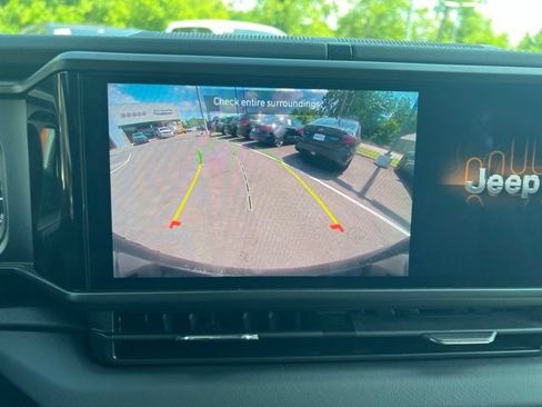 Used 2025 Jeep Wrangler Unlimited Sahara AWD/4WD image 15
