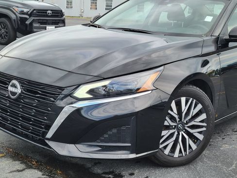 Used 2024 Nissan Altima 2.5 SV FWD image 10